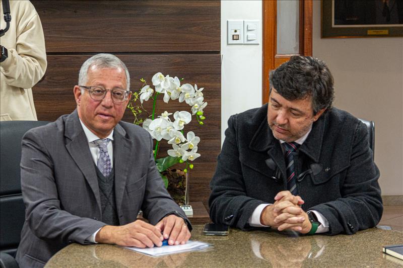 o Chefe do Gabinete da Presidência do TCMSP, Rubens Chammas, o Secretário Geral do TCMSP, Élio Esteves, fizeram a leitura do termo