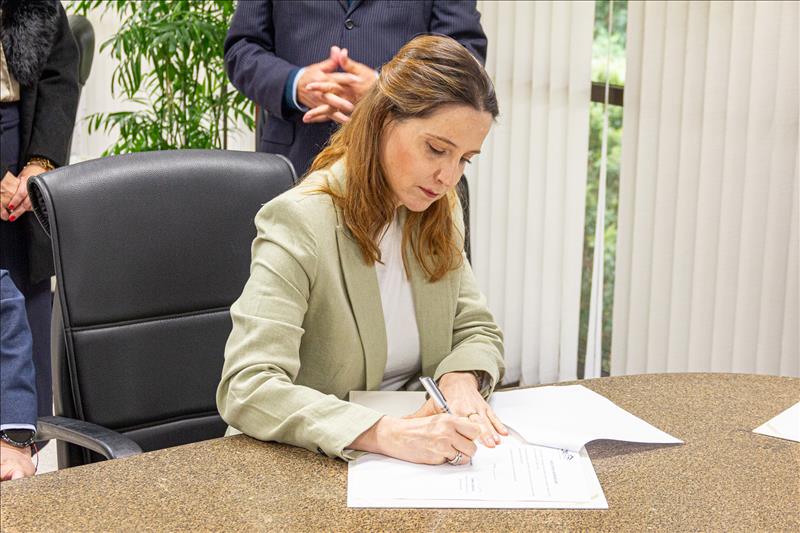 A procuradora Geral do Município, Luciana Sant’Ana Nardi, assina Termo firmado entre o TCMSP e a PGM